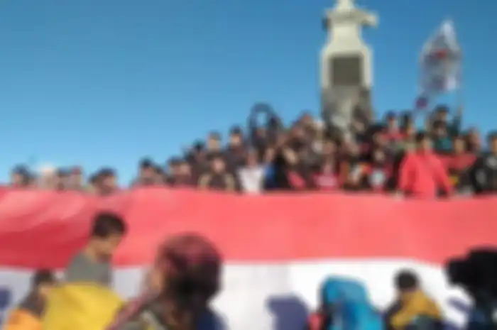 Seribuan Pendaki Gunung Lawu menggelar upacara bendera di Puncak. Hingga Sabtu siang di Pos Cemoro Sewu mencatat 1.500 orang melakukan pendakian 