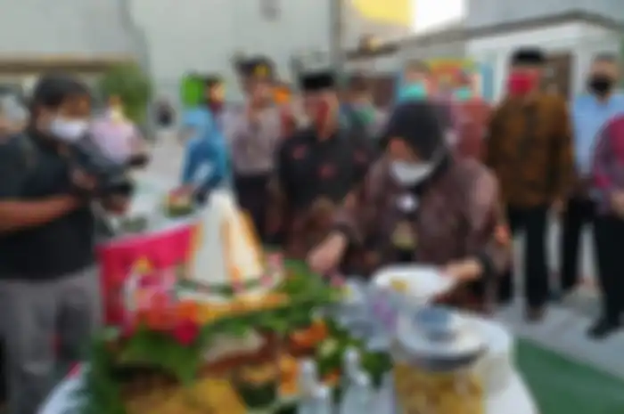 Wali Kota Surabaya Tri Rismaharini saat meresmikan Lapangan Tambak Asri di Kecamatan Krembangan, Surabaya, Minggu (16/8/2020).