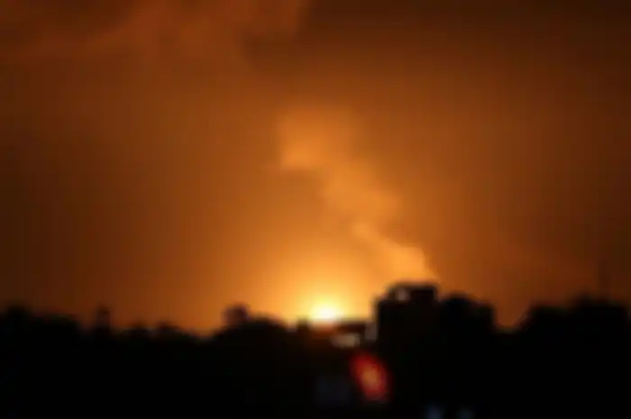 (Ilustrasi) api dan asap membubung di atas Jalur Gaza