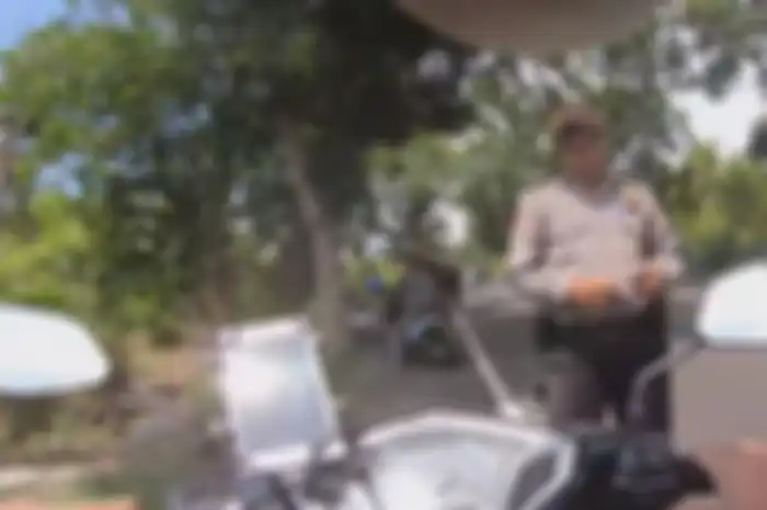 tangkapan layar video turis Jepang disuruh bayar tilang Rp 1 juta karena lampu motornya mati