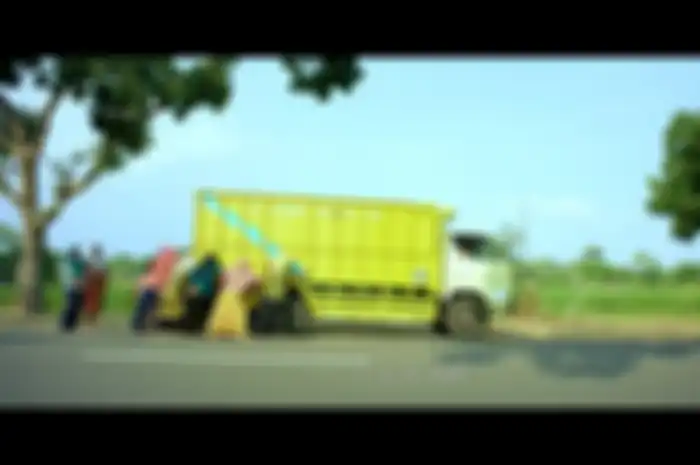 Adegan ibu-ibu ramai-ramai mendorong truk Mitsubishi Colt Diesel dalam film Tilik.