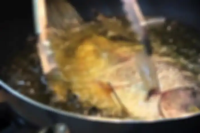Tips menggoreng ikan agar tidak lengket dan menyiprat