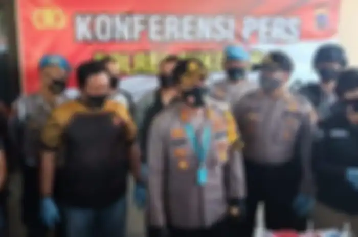 Kapolres Sukoharjo AKBP Bambang Yugo Pamungkas mengungkap pembunuhan sadis satu keluarga saat jumpa pers di Mapolsek Baki, Sabtu (22/8/2020).