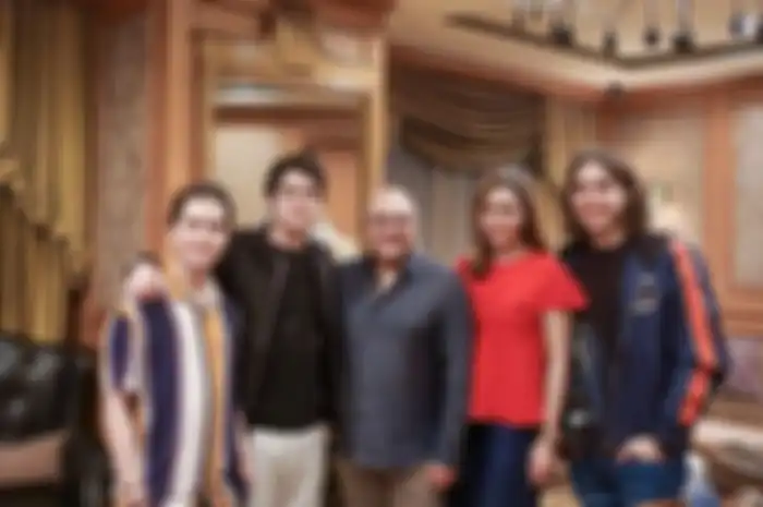 Kebersamaan Irwan Mussry dengan ketiga anak Maia