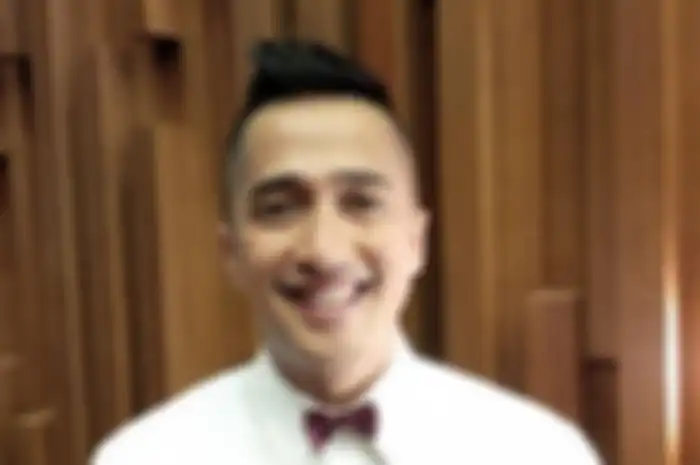 Pembawa acara Irfan Hakim diabadikan sebelum jumpa pers Indonesia Dangdut Awards 2015, di SCTV Tower, Senayan, Jakarta Pusat, Rabu (21/10/2015)