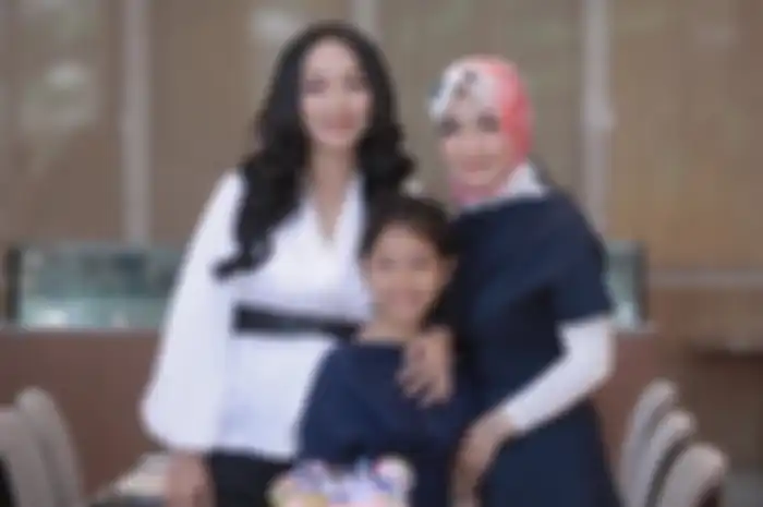 Zaskia Gotik dan Imel Putri Cahyati