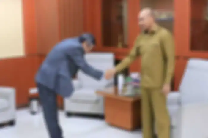 Gubernur Nusa Tenggara Timur (NTT) Viktor Bungtilu Laiskodat, saat bertemu dengan Duta Besar Timor Leste untuk Indonesia, Alberto Xavier Pareira Carlos, di Ruang Kerja Gubernur NTT, Senin (10/8/2020) pagi.