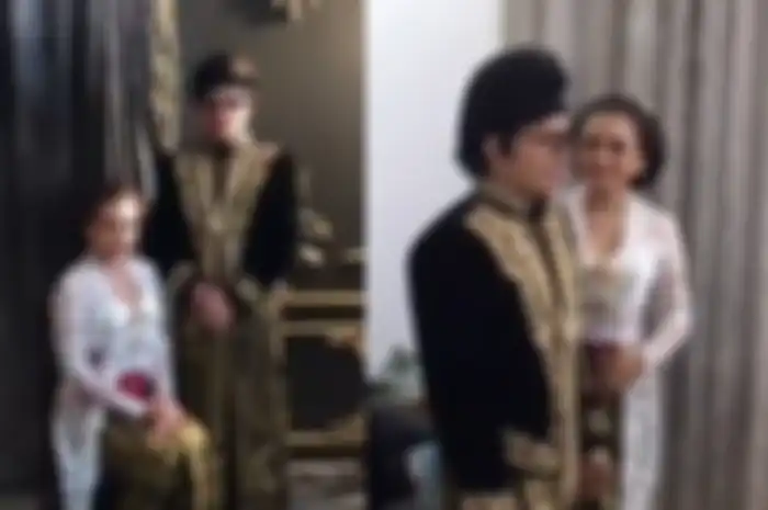Atta Halilintar dan Aurel Hermansyah saat gunakan gaun pengantin adat jawa.