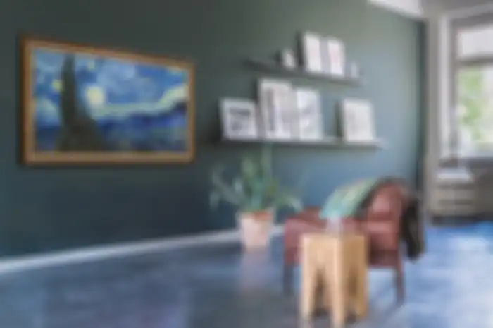 Panel layar TV OLED yang tipis  hampir tak berjarak dengan dinding, jadi elemen estetis. 