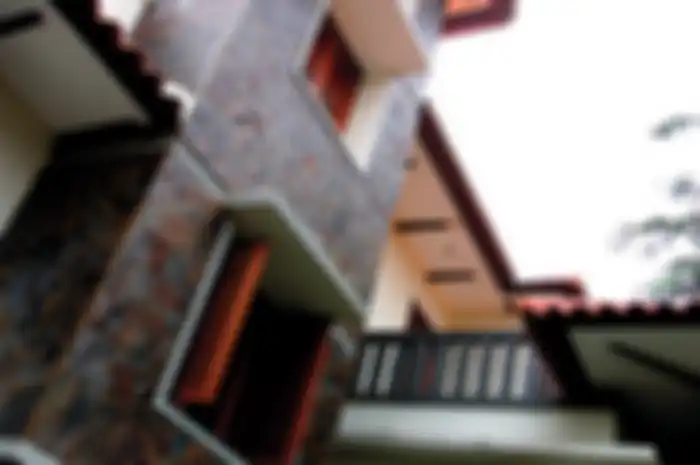 Rumah dengan desain tropis modern dengan teritisan yang jadi ciri khasnya. 