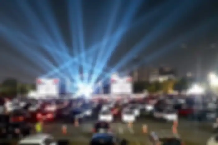 Suasana penampilan Kahitna di konser New Live Experience yang mengusung konsep drive-in konser, Jiexpo Kemayoran, Jakarta Utara, Sabtu (29/8/2020). 