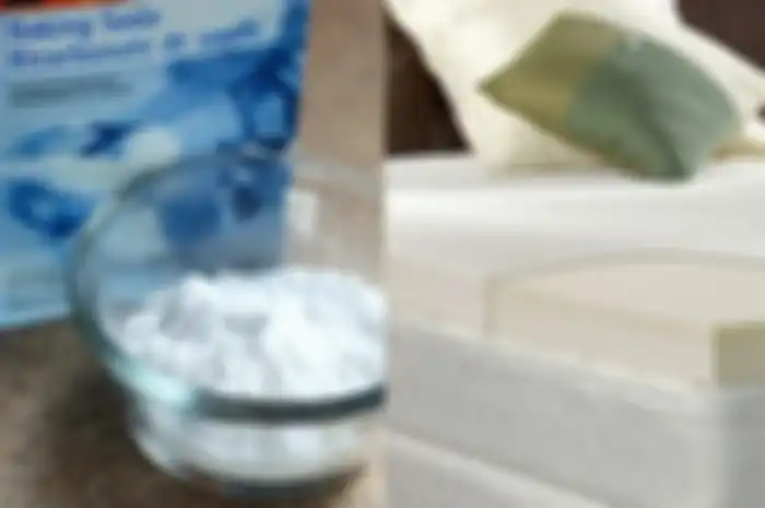 Hasil tak terduga ini akan terlihat jika menaburkan baking soda ke atas permukaan kasur. 