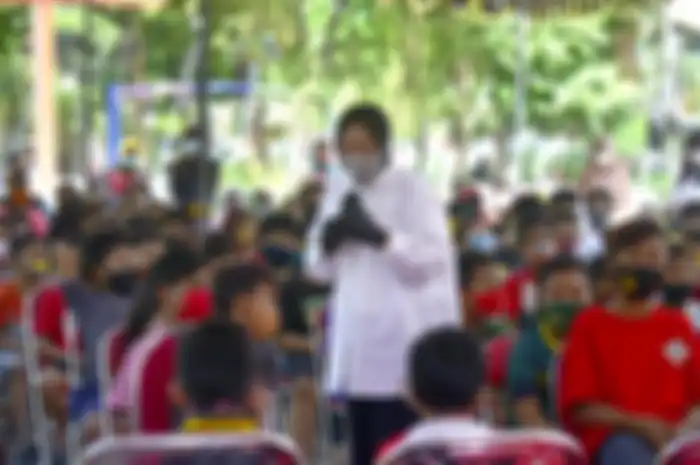 Wali Kota Risma saat memberikan pengarahan kepada anak-anak Rusun Penjaringan Sari di Taman Kunang-kunang, Surabaya, Senin (31/08/2020).
