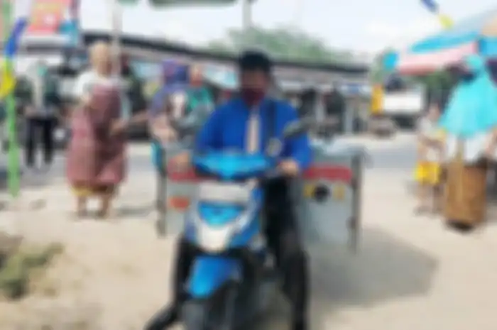 Sukir (54) penjual bakso pentol warga Dukuh Klekungan, Desa Mranggen, Kecamatan Jatinom saat menjajakan barang dagangannya di Pasar Mranggen, Desa Mranggen, Kecamatan Jatinom, Kabupaten Klaten, Selasa (1/9/2020). 