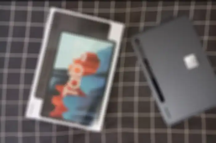 Perangkat Galaxy Tab S7 bersama dengan box.