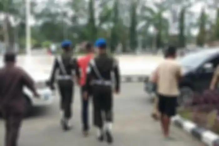 Personel Detasemen Polisi Militer XVIII/1 Sorong, membawa oknum anggota TNI AD, Prajurit Satu E (tiga kiri), di Sorong, Selasa. 