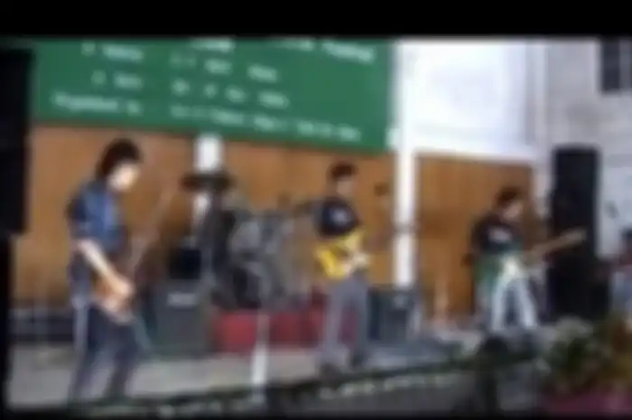 band dengan penampilan paling percaya diri ini sangat menghibur sampe viral karena suara dari sang vokalis