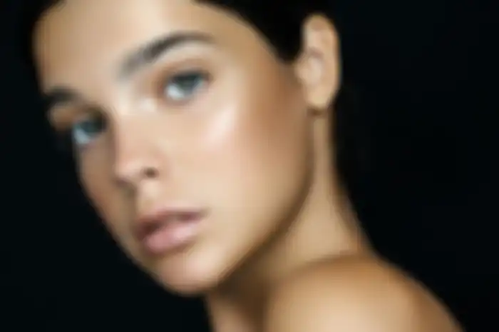 Ilustrasi makeup natural yang terlihat glowing