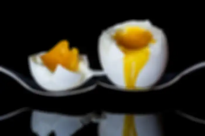 Telur setengah matang. 