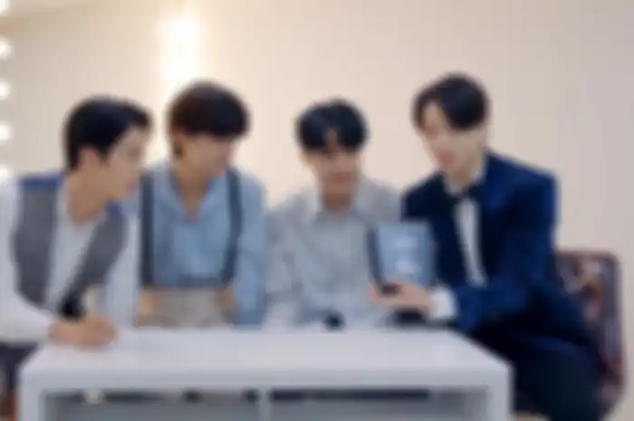 Personel BTS saat melakukan unboxing Galaxy Z Fold 2