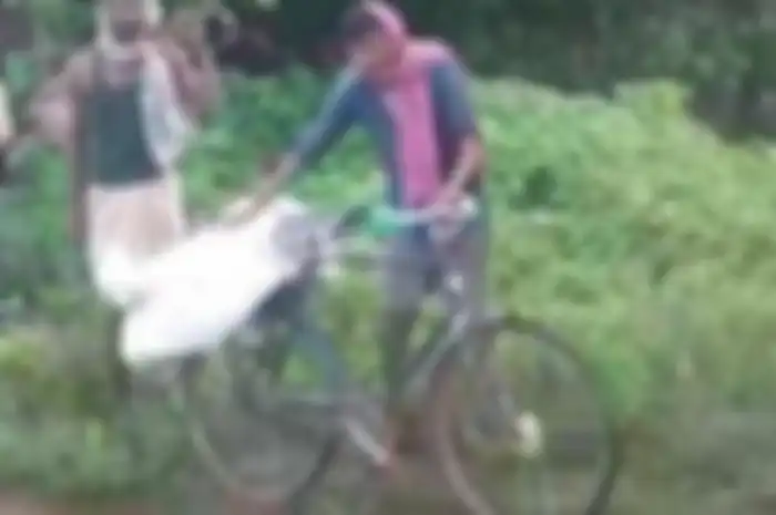 Potret pilu anak laki-laki bawa karung berisi jenazah ayahnya.