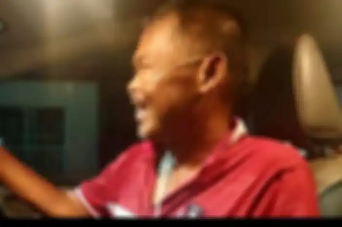 Sumeth Singpun , supir taksi yang bekerja meski menggunakan selang oksigen. 