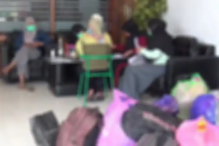 Para perawat ruang isolasi Covid-19 yang diminta berhenti dan pergi dari penginapan