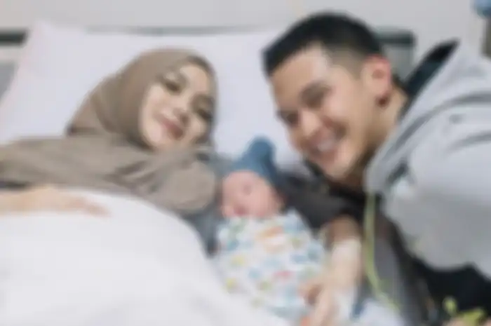 Citra Kirana dan Rezky Aditya bersama anak pertamanya, Atharrazka Adhitya.