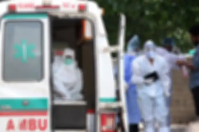 Ilustrasi ambulance membawa pasien Covid-19.