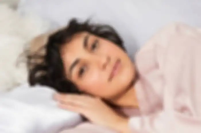 Ilustrasi memakai sleeping mask