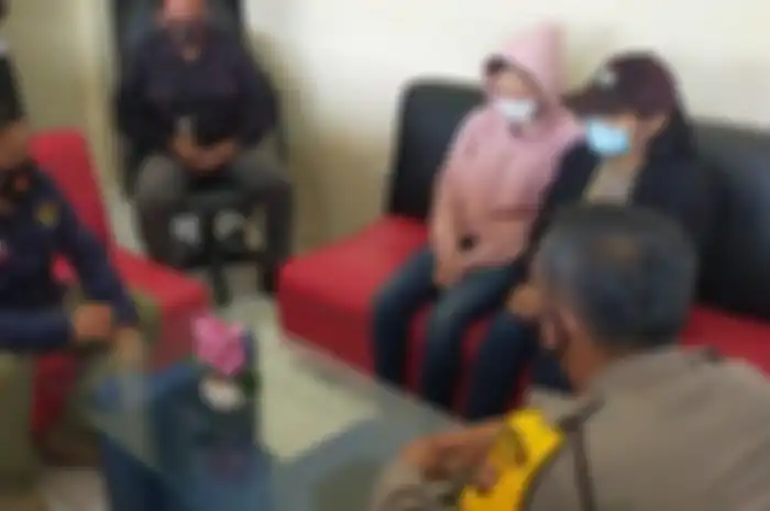 Ade dan anaknya, Monayuta mendapat wejangan Kapolres Tasikmalaya, AKBP Hendria Lesmana, di ruang Unit PPA, sebelum pulang ke rumahnya, Selasa (8/9) 