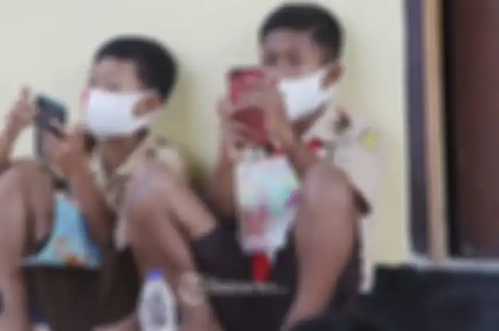 Siswa menjalani pembelajaran jarak jauh.