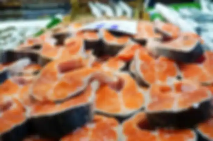 China membatasi impor salmon dari Norwegia.