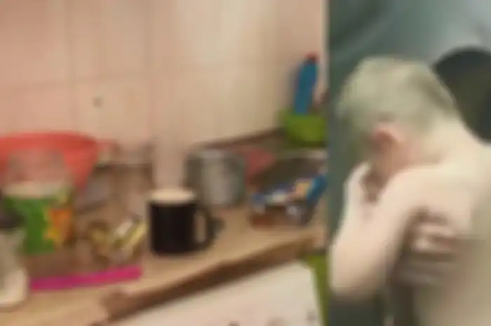 Seorang ibu tega tinggalkan Balitanya selama 3 hari di rumah yang penuh kecoak hingga anaknya makan plastik 