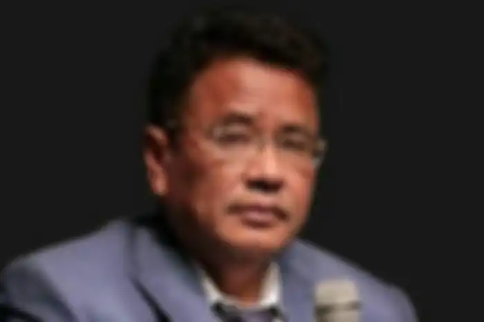 penampilan Hotman Paris saat disuntik demi terhindar Corona bikin warganet gagal fokus gegara cuma kenakan handuk melilit sebagian tubuhnya
