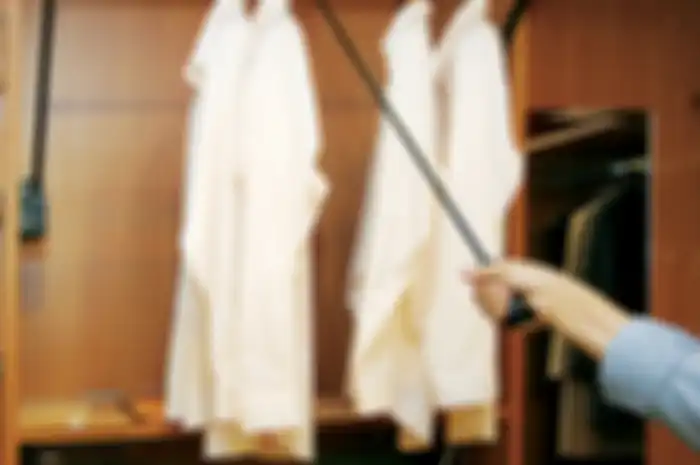 Pipa gantungan baju sekarang sudah ada yang didesain fleksibel, yang bisa ditarik ke luar dengan handle khusus.