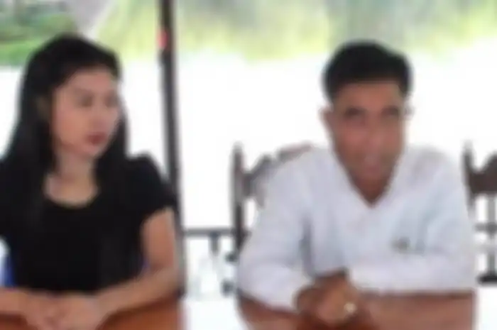Tambon Prasert didampingi istri terbarunya, Nam Fon (27), saat memberi keterangan kepada wartawan perihal istrinya yang berjumlah hingga 120 orang. Ke-120 istrinya itu masing-masing diberi satu rumah dan semuanya dinikahi di usia di bawah 20 tahun.  