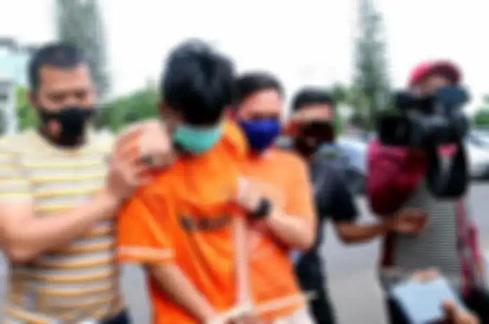 Petugas Kepolisian menggiring Alpin Andria (25) pelaku penusukan Syekh Ali Jaber di Mapolresta Bandar Lampung, Senin (14/9/2020). Polresta Bandar Lampung menetapkan Alpin Andria sebagai tersangka terkait kasus penusuk Syekh Ali Jaber saat memberikan ceramah di Masjid Falahuddin Tanjungkarang Bandar Lampung pada Minggu, 13 September 2020. 