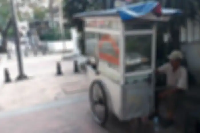 Pedagang gorengan, Rosyid, ditemui di kawasan Palmerah, Jakarta Barat pada Minggu (13/9/2020). 