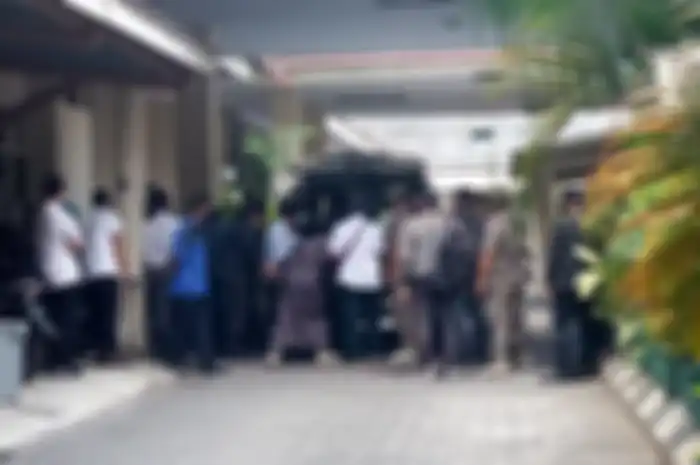 Proses Evakuasi Ketua DPRD Yogyakarta, Nurhadi, usai terjatuh dari lift Selasa (15/9/2020)