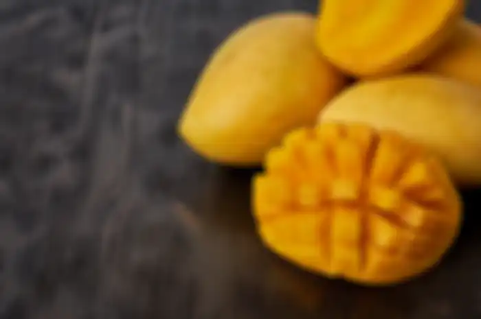 Jangan berlebihan makan buah mangga, karena berpotensi menyebabkan 5 bahaya kesehatan ini.