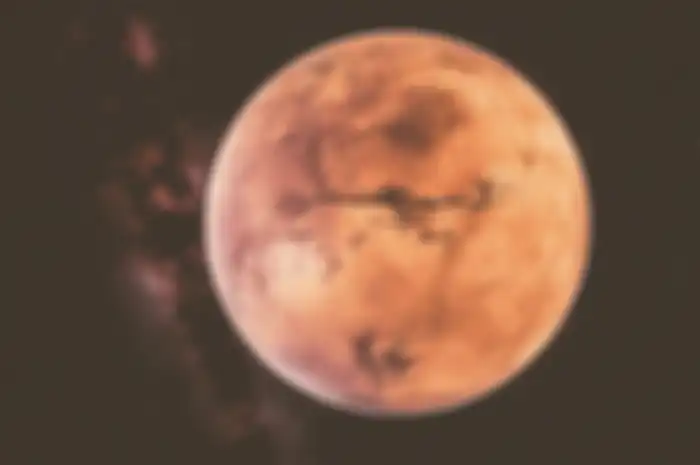Ada awan berbentuk memanjang yang terlihat di Planet Mars.