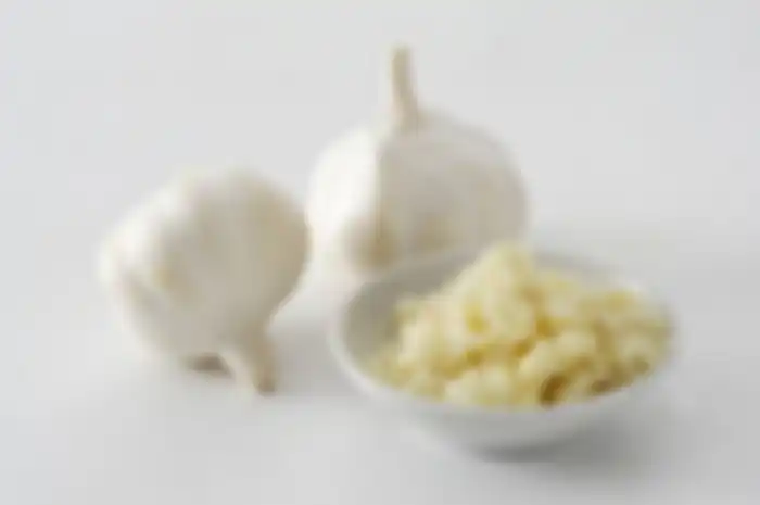 Enggak Nyangka! Cuma Taruh Bawang Putih Cincang di Sudut Meja Makan, Hal Ajaib Ini Akan Terjadi dalam Beberapa Jam