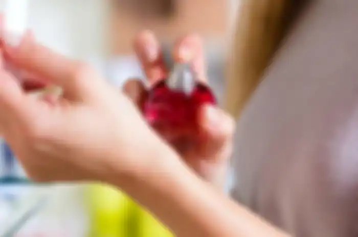 Ilustrasi menyemprot parfum