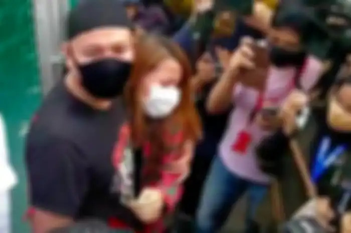 Vicky Prasetyo memeluk sang adik begitu bebas dari Rutan Salemba, Jakarta Pusat.