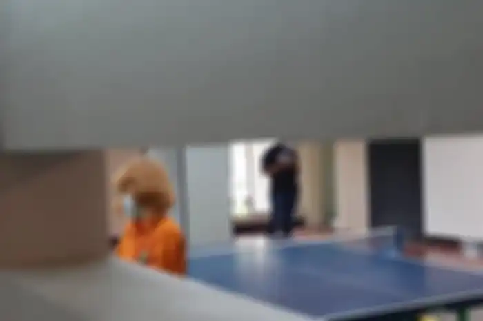 Laeli Atik Supriyatin, satu dari dua tersangka pembunuhan dan mutilasi Rinaldi Harvey Wismanu yang mayatnya dimutilasi dan disimpan di Apartemen Kalibata City dihadirkan dalam konferensi pers di Polda Metro Jaya, Kamis (17/9/2020).  