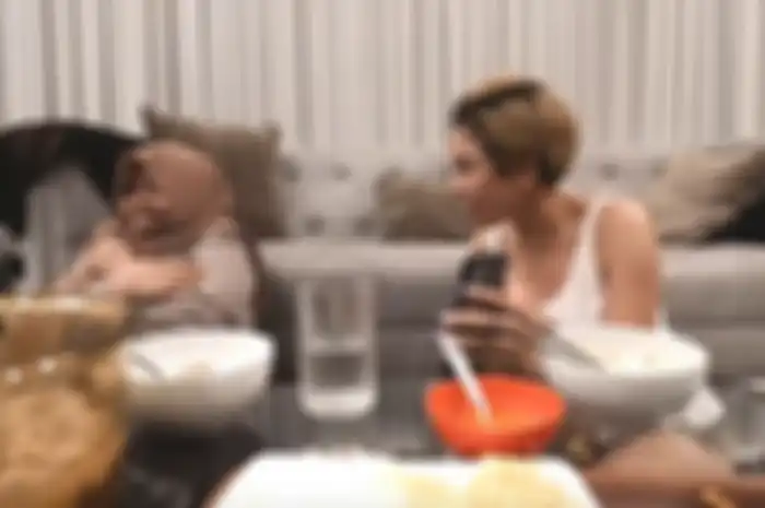 Nikita Mirzani saat menunjukkan video dewasa ke Kekeyi.