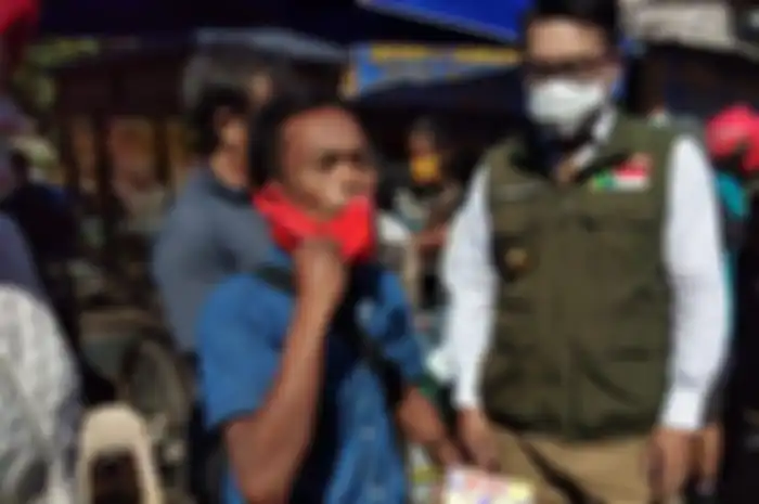 Ade Londok mendapat hape dari Gubernur Jawa Barat Ridwan Kamil. 