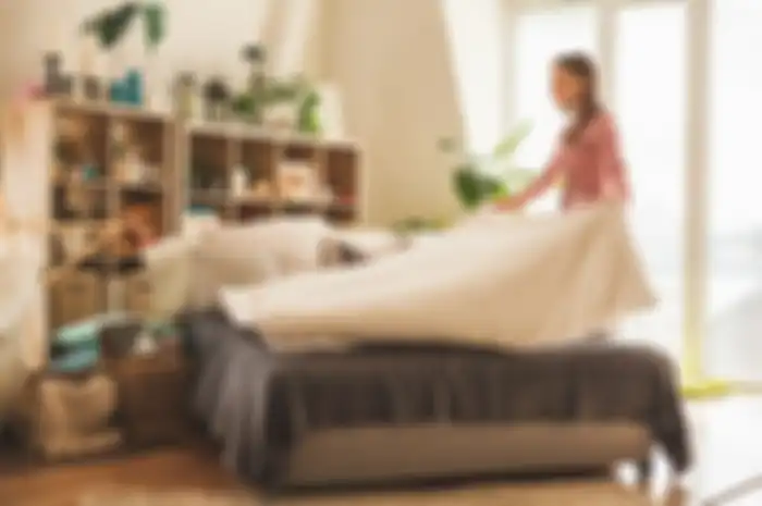 Membersihkan kamar