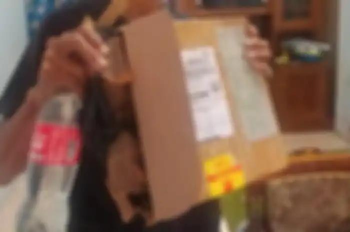 Yusuf menunjukkan paketan berisi pecahan genteng yang dia terima